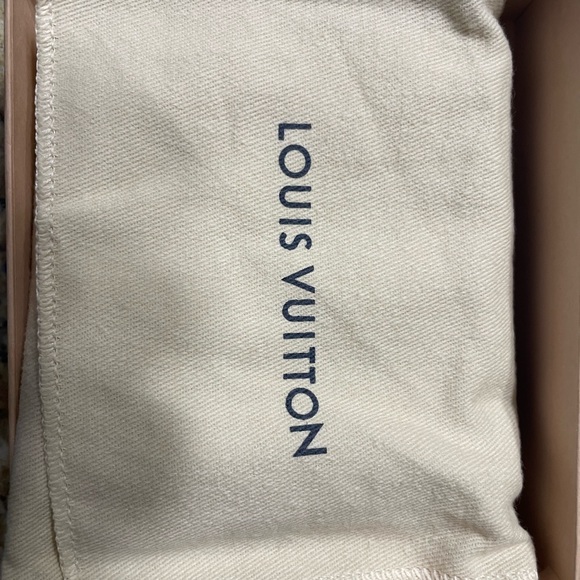 Brand new. Used once. Don’t like black so put in original box and into safe. - Picture 2 of 5